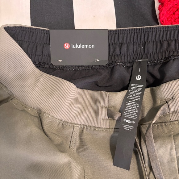 Men’s lululemon ABC Skinny Fit Jogger in Army Green. - Picture 8 of 9